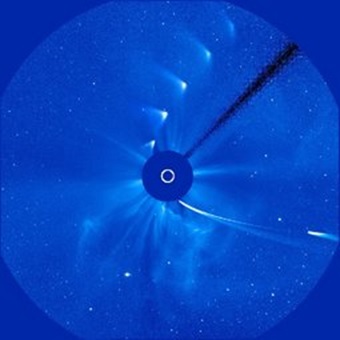 Montaggio di immagini della cometa di ISON osservata dalla sonda SOHO, prima e dopo il passaggio al perielio.